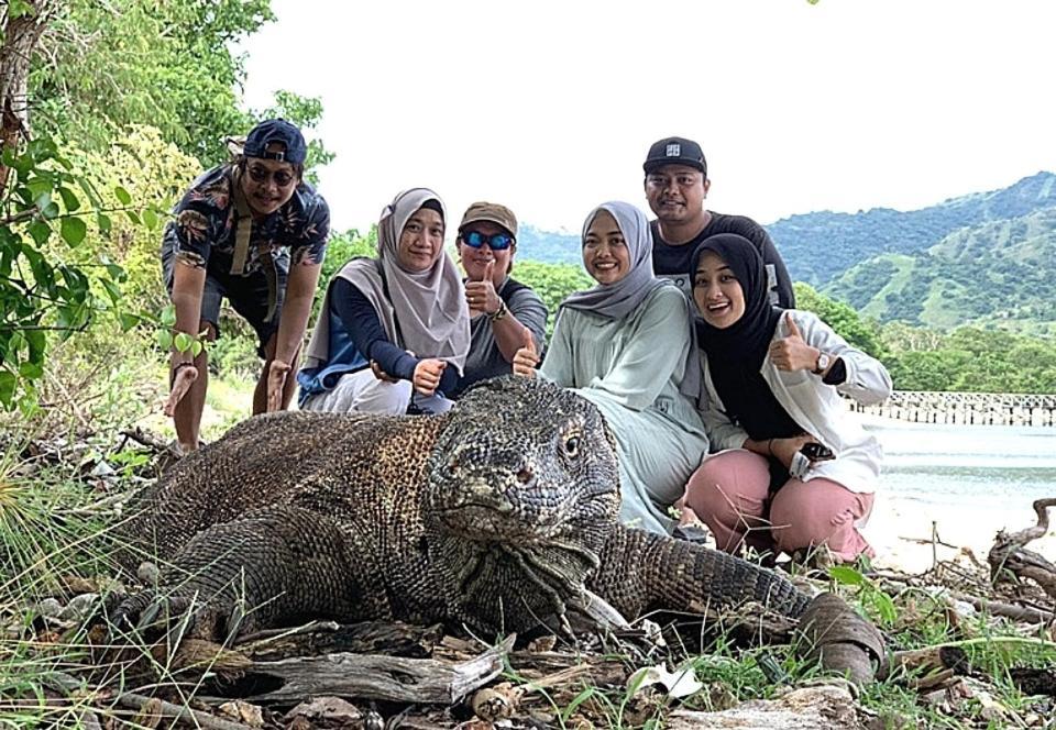 Komodoku One Love Homestay And Tour Labuan Bajo Ngoại thất bức ảnh