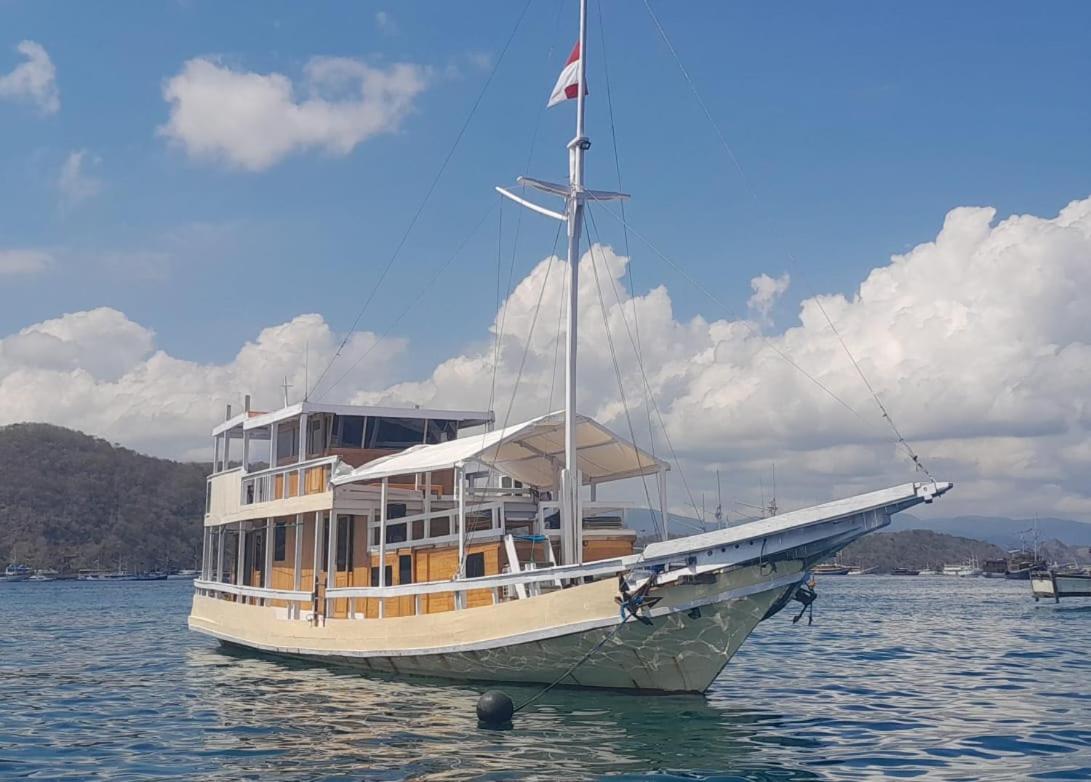 Komodoku One Love Homestay And Tour Labuan Bajo Ngoại thất bức ảnh
