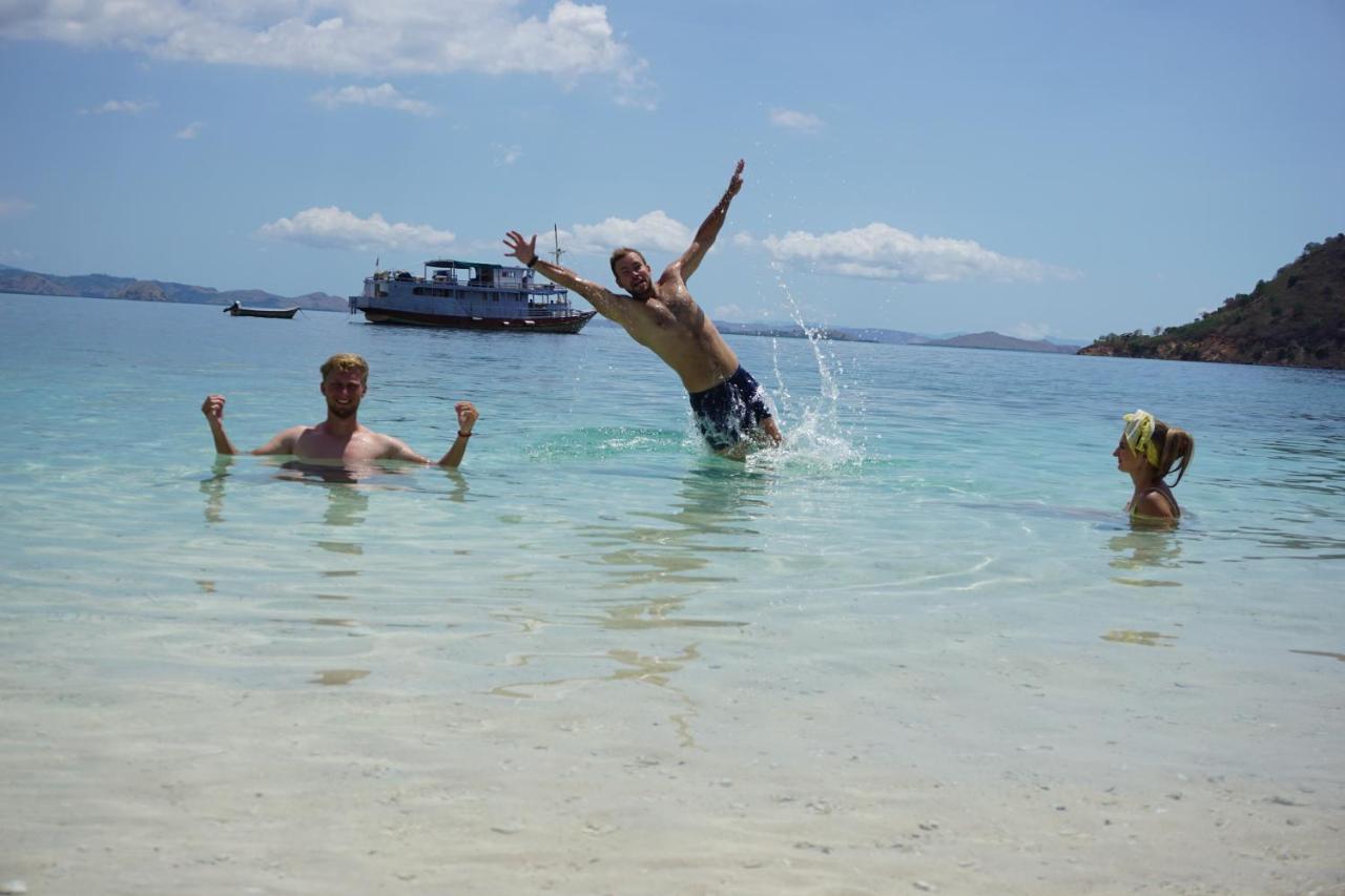 Komodoku One Love Homestay And Tour Labuan Bajo Ngoại thất bức ảnh